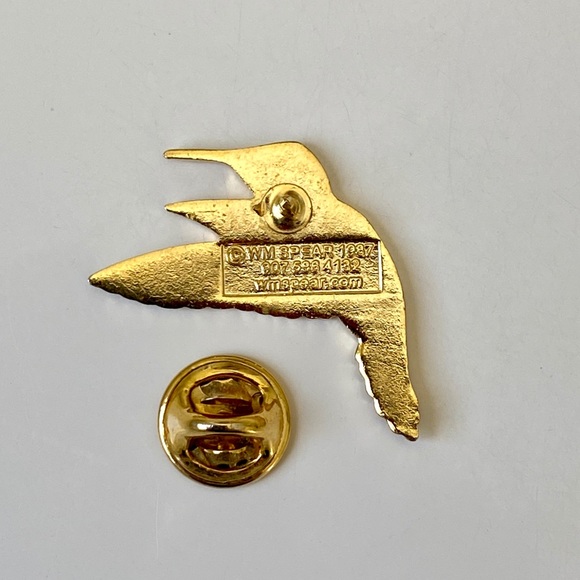 Hummingbird Enamel Pin WM Spear - Picture 2 of 2